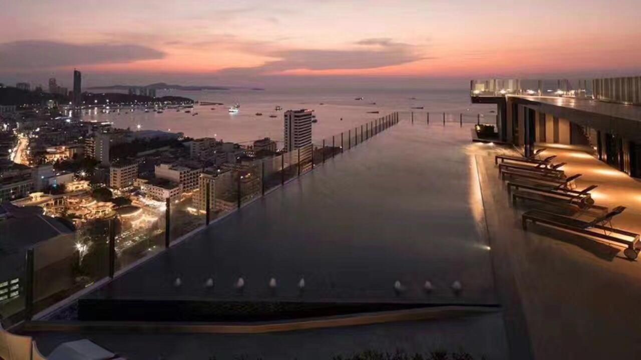 The Base Central Pattaya Eksteriør bilde